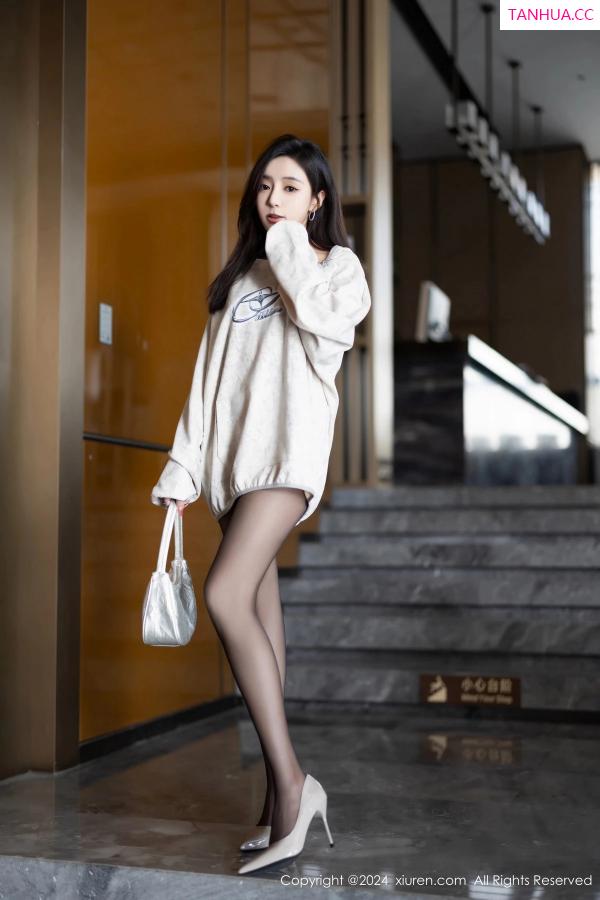 [XiuRen]高清写真图 2024.02.23 No.8135 王馨瑶yanni 美腿黑丝